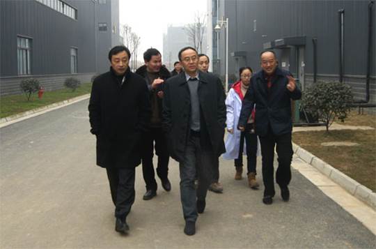 clip_image002.jpg 說明: E:\畜科\會議報道\20150122省科技廳副廳長韓忠成赴飼料產研院考察調研\news-1.jpg